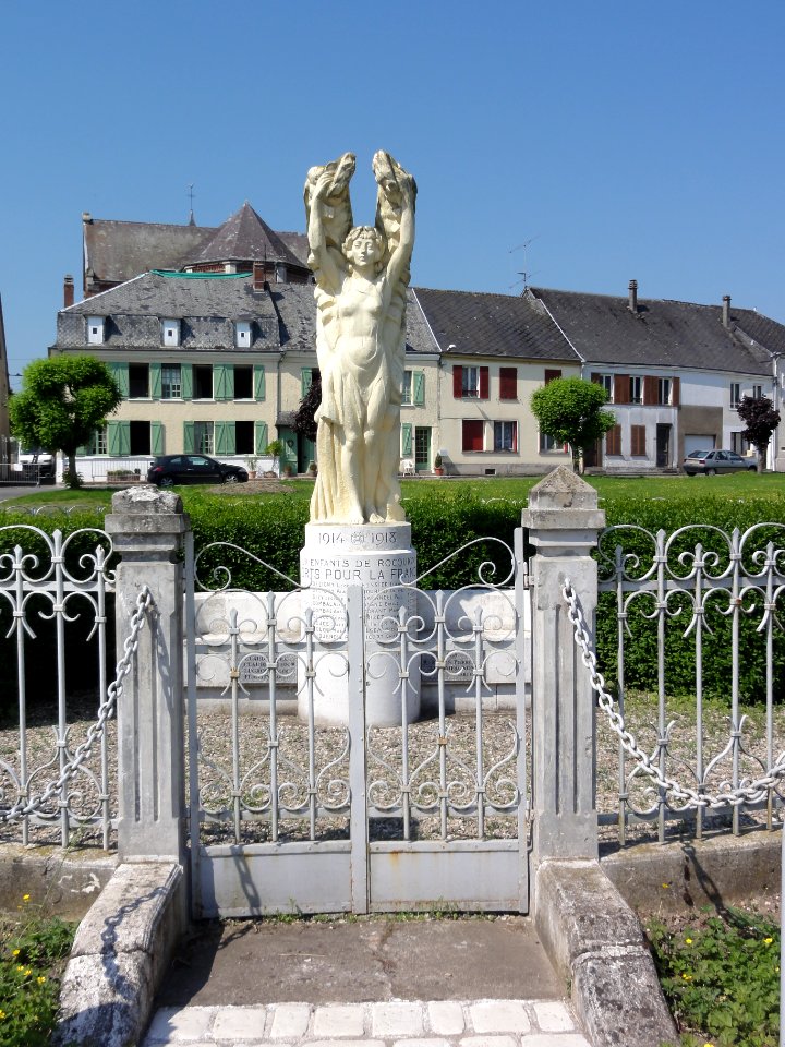 Rocquigny (Ardennes) Monument aux morts