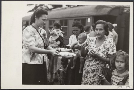 Rode Kruis Verenigde Staten deelt pakketen met koffie en melk uit aan ca. 700 do, Bestanddeelnr 024-0741