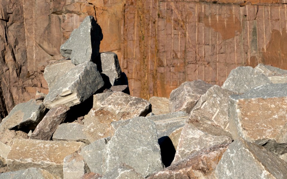 Rocks and texture in Rixö granite quarry 1