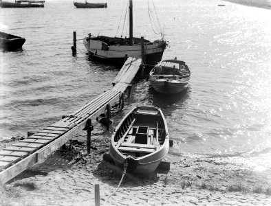 Roeiboten en zeilboten aan een steiger, Bestanddeelnr 189-0255