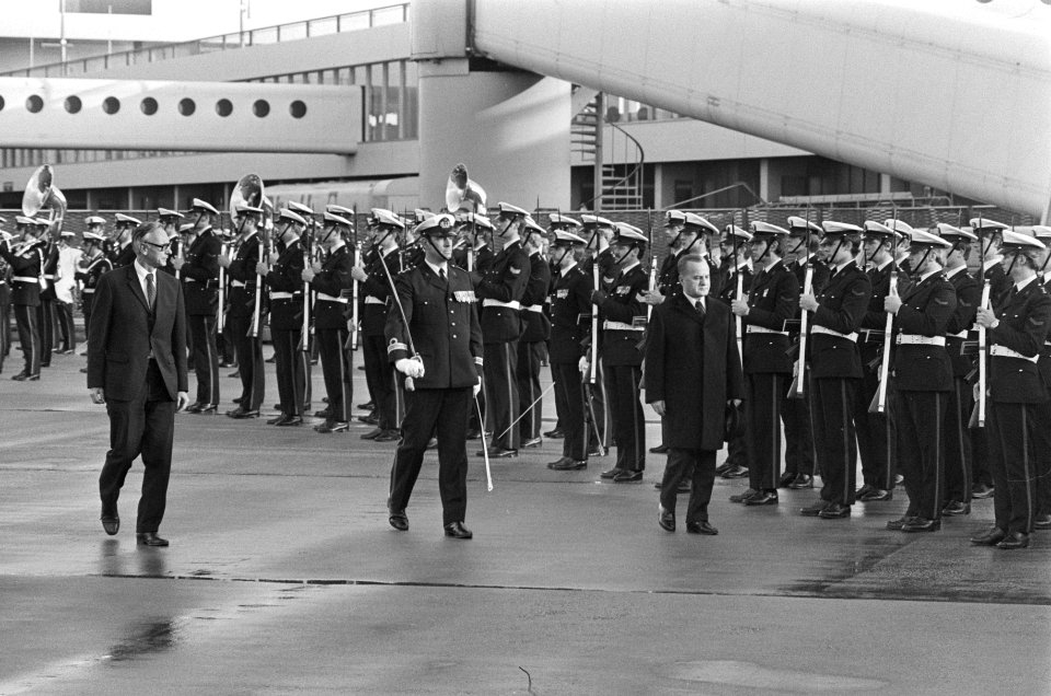 Roemeense minister Buitenlandse Zaken Macovescu op Schiphol verwelkomd door Van , Bestanddeelnr 928-4104