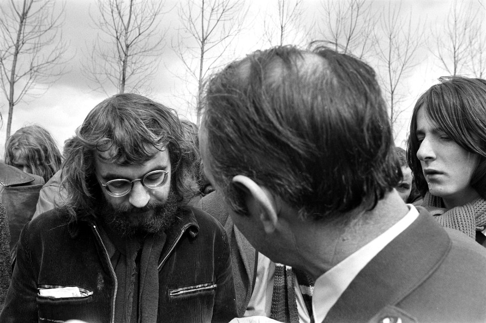 Roel van Duyn (l) in gesprek met een boswachter, Bestanddeelnr 923-4831