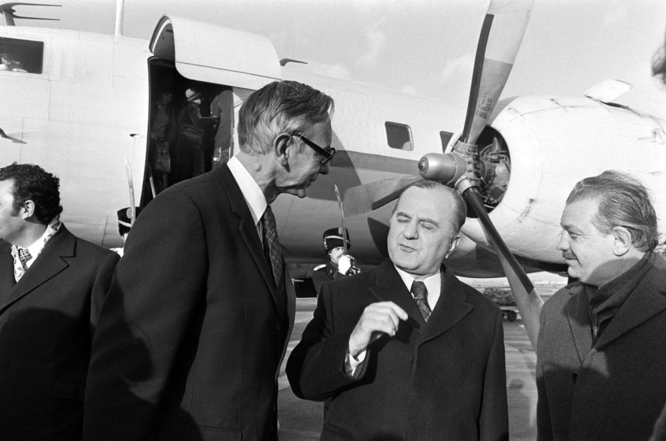 Roemeense minister Buitenlandse Zaken Macovescu op Schiphol verwelkomd door Van , Bestanddeelnr 928-4105