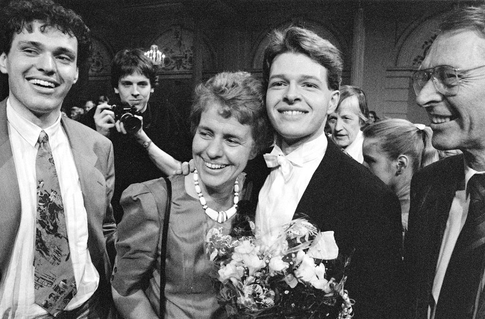 Roeland Gehlen wordt gefeliciteerd door familie en vrienden, Bestanddeelnr 934-4281