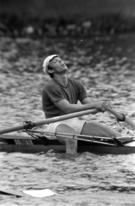 Roeien Bosbaan regatta. Jan Wienese vermoeit na finish skif, Bestanddeelnr 921-5447