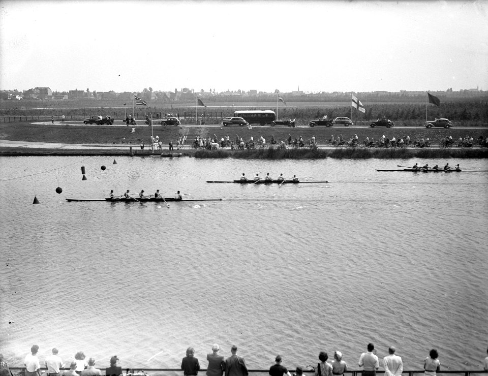 Roeiwedstrijden De Hoop 100 jarig bestaan. Finish. Jonge viert @, Bestanddeelnr 902-7947