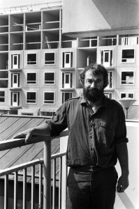 Roel van Duijn op het balkon van zijn flat in de Bijlmer, Bestanddeelnr 932-2241