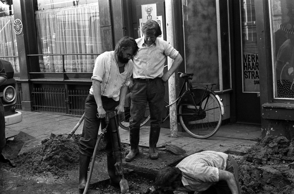 Roel van Duijn aan het werk, Bestanddeelnr 927-1194