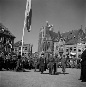 Roermond. Koningin Wilhelmina inspecteert de erewacht op het Marktplein, Bestanddeelnr 900-4157