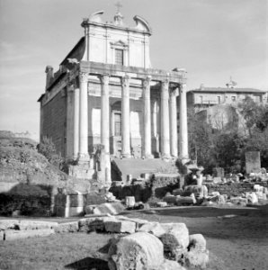 Rome. Forum Romanum resten van de tempel van Antonius en Faustina waarbinnen in, Bestanddeelnr 254-5514