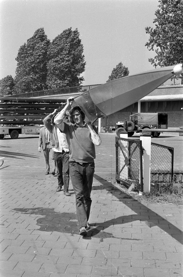 Roeiwedstrijden Amsterdamse Bos , Argo roeiers dragen boot, Bestanddeelnr 924-6793