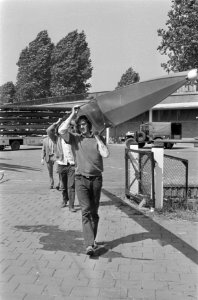 Roeiwedstrijden Amsterdamse Bos , Argo roeiers dragen boot, Bestanddeelnr 924-6793 photo