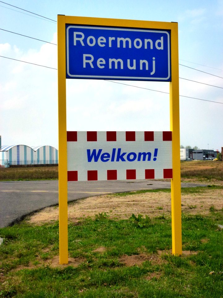 Roermond, tweetalig plaatsnaambord met welkom