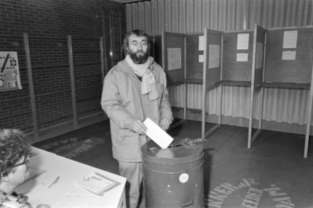 Roel van Duijn, lijsttrekker van de Groene Partij brengt in Amsterdam zijn stem , Bestanddeelnr 933-6022