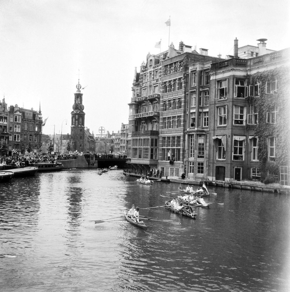 Roeiwedstrijd op de Amstel Op de achtergrond Munttoren, Bestanddeelnr 900-4539