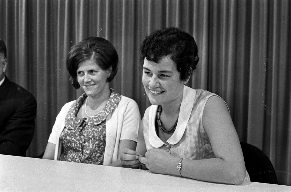 Rode Kruis verpleegsters naar Vietnam. Links mejuffrouw Verlinden , rechts mejuf, Bestanddeelnr 920-6254