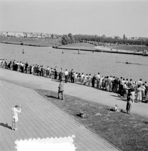 Roeiwedstrijden op de Bosbaan te Amsterdam. Finish oude skif 1. Willem III , 2. , Bestanddeelnr 905-8190