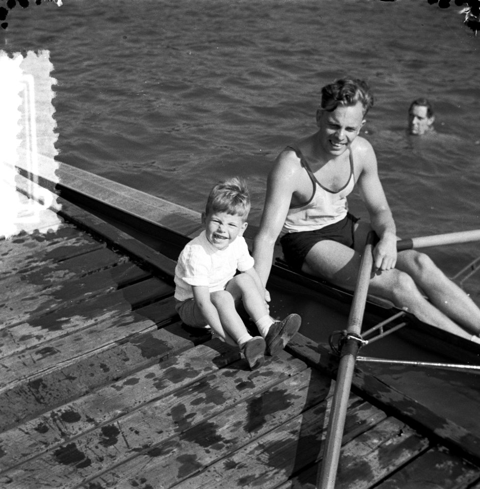 Roeiwedstrijden op de Bosbaan te Amsterdam. Skiffeur Tom Neumeier met zoontje, Bestanddeelnr 905-8189