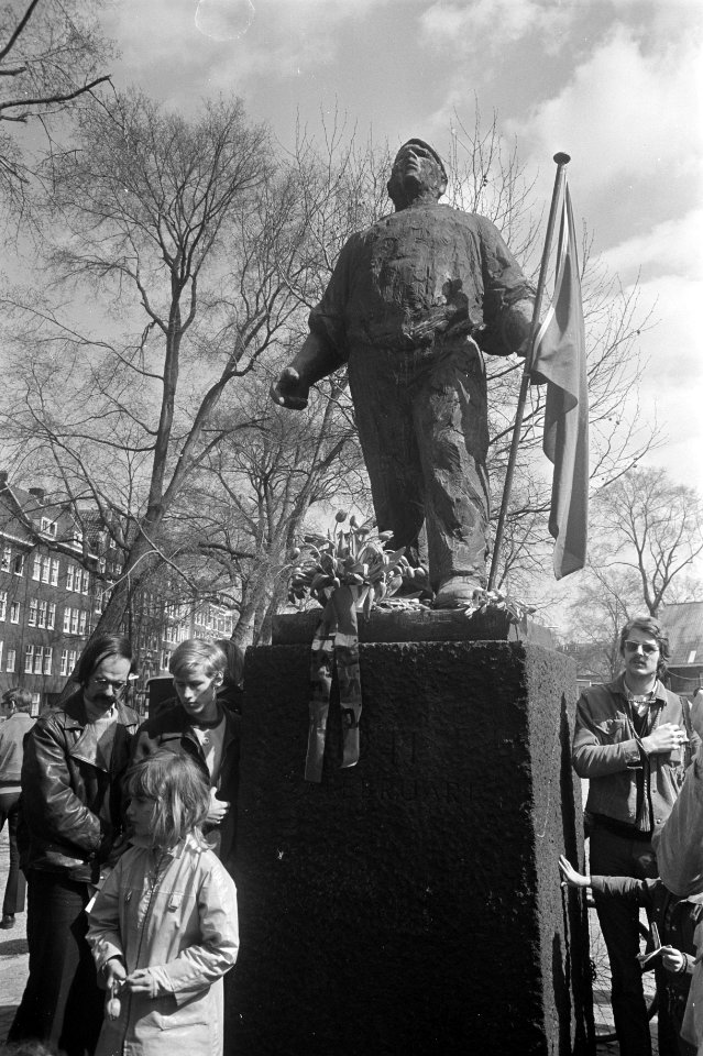 Rode Tulpenhulde bij de Dokwerker Dokwerker met rode vlag, Bestanddeelnr 923-4881