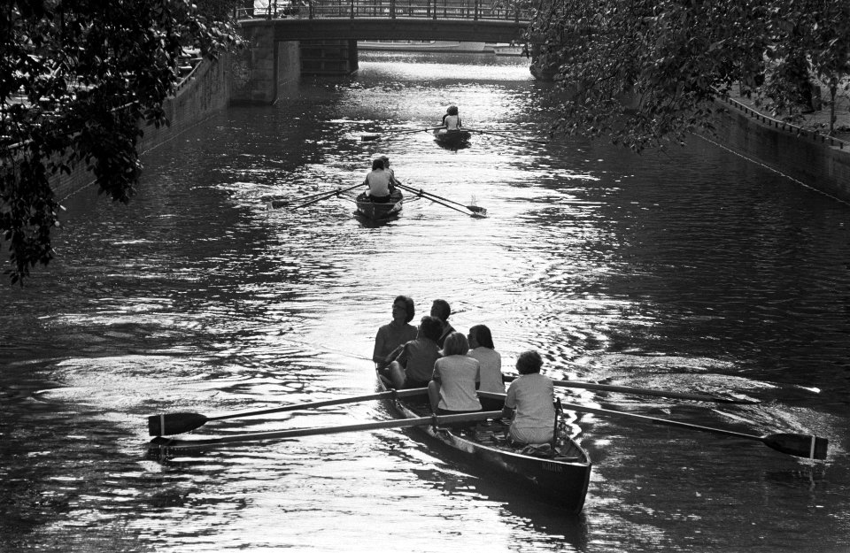 Roeipuzzeltocht in Amsterdamse grachten, Bestanddeelnr 927-4066