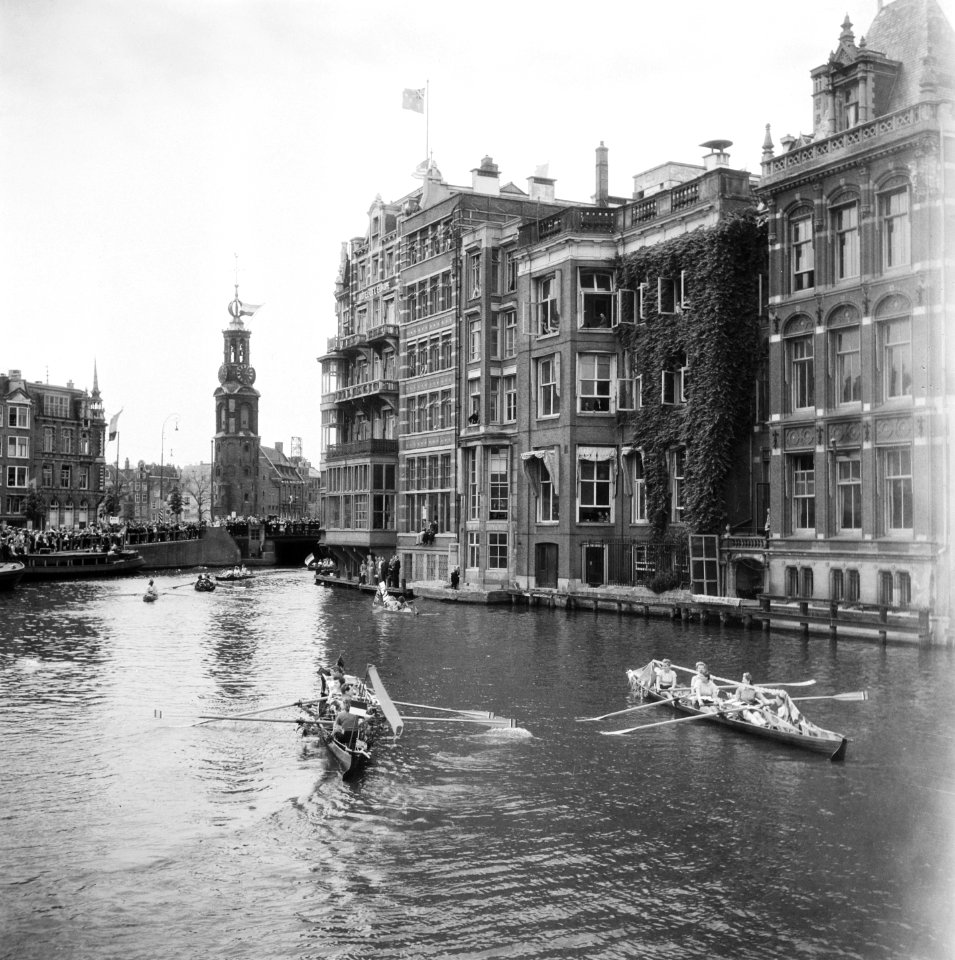 Roeiwedstrijd op de Amstel Op de achtergrond Munttoren, Bestanddeelnr 900-4538