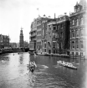 Roeiwedstrijd op de Amstel Op de achtergrond Munttoren, Bestanddeelnr 900-4538