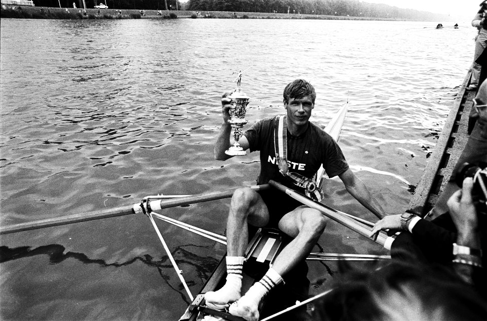 Roeien Koninklijke Hollandbeker (Amsterdam) winnaar Karpinen (Finland) met bek, Bestanddeelnr 930-9050