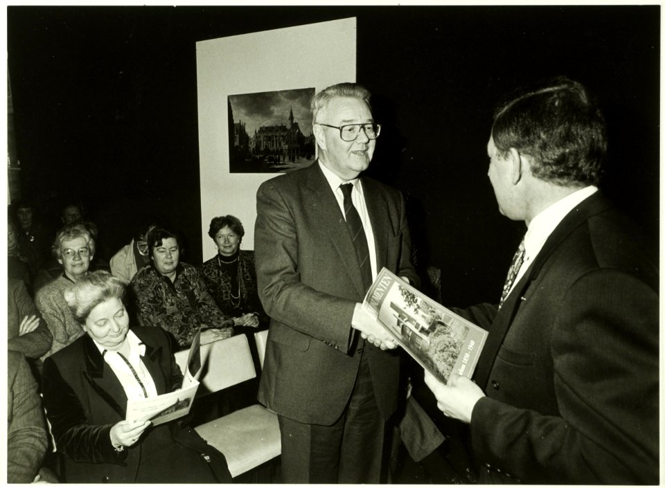Roel de Wit nam op 17 januari 1992 in het ABC een speciale uitgave van het tijdschrift Monumenten over Haarlem in ontvangst, NL-HlmNHA 5400468370