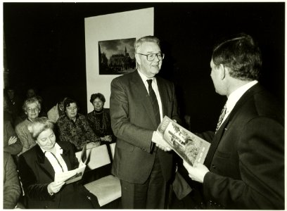 Roel de Wit nam op 17 januari 1992 in het ABC een speciale uitgave van het tijdschrift Monumenten over Haarlem in ontvangst, NL-HlmNHA 5400468370
