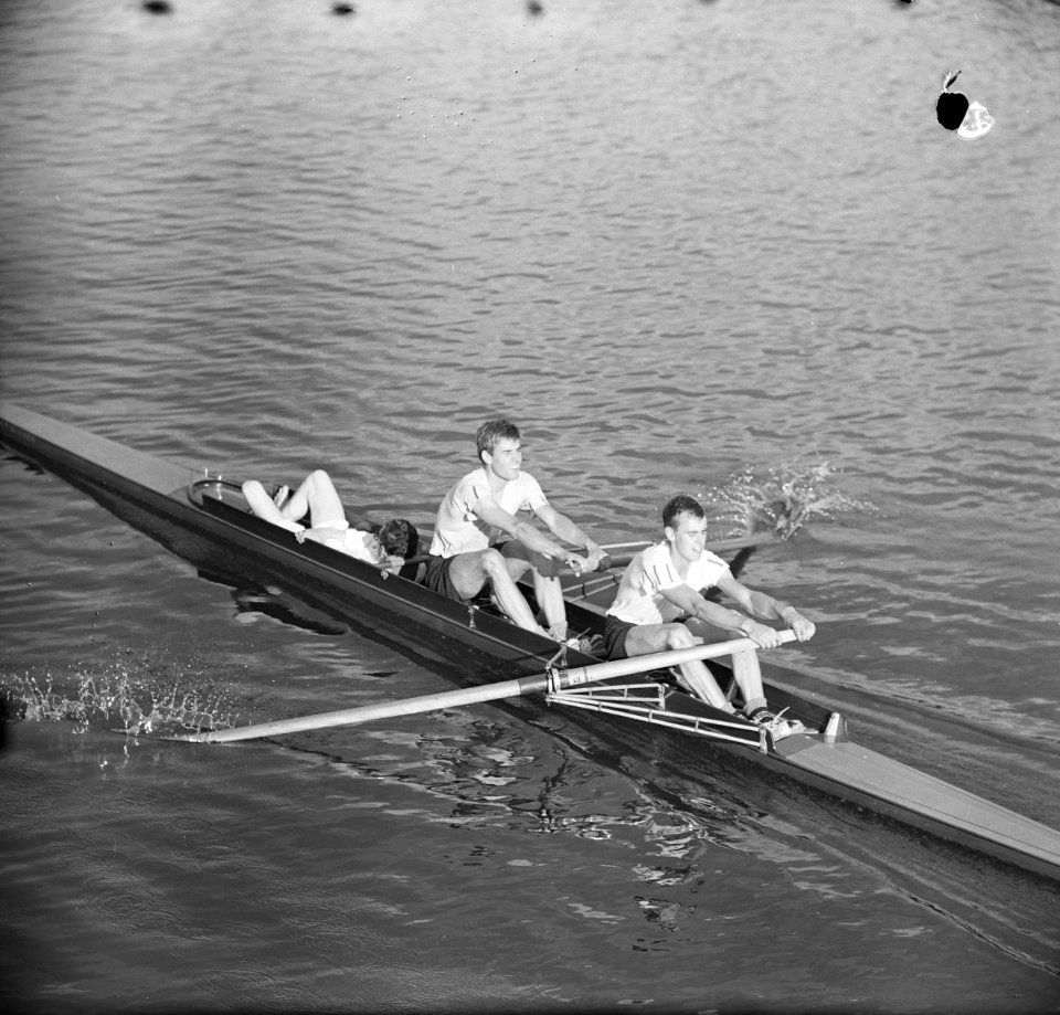 Roeienkampioenschap van Nederland op Bosbaan De twee met stuurman na de finish , Bestanddeelnr 915-3847