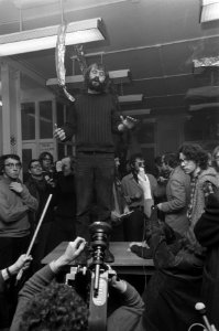 Roel van Duyn aan het woord, op tafel staande, Bestanddeelnr 923-3195