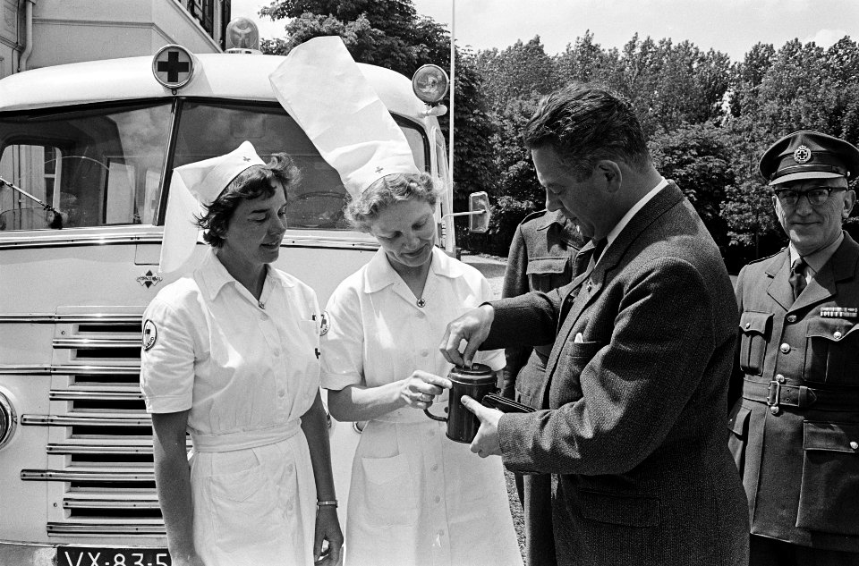 Rode Kruis wagen in tuin Catshuis om minister president Marijnen gift te vragen , Bestanddeelnr 916-5073