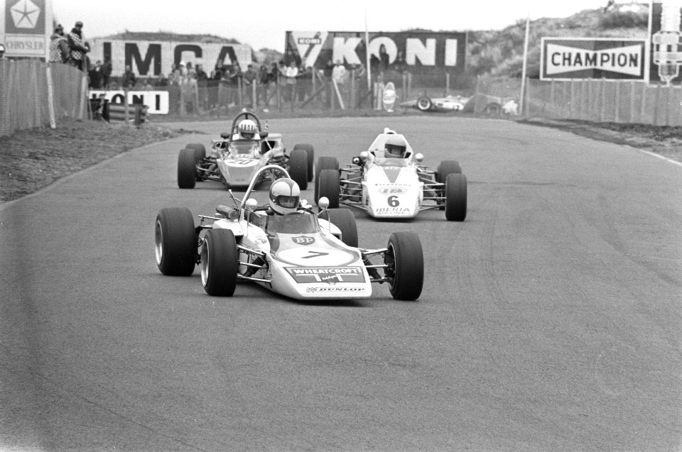 Roger Williamsen, Mike Walker en Tom Pryce in hun auto's, Bestanddeelnr 925-5666