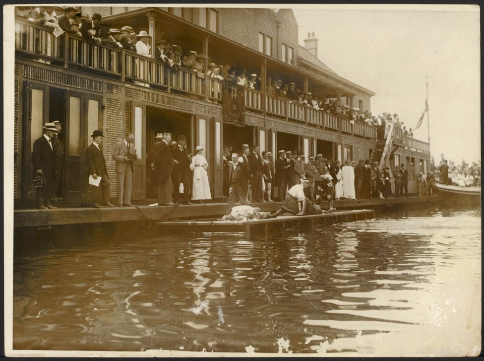 Rode Kruisoefening bij het water onder grote publieke belangstelling., Bestanddeelnr 158-2149