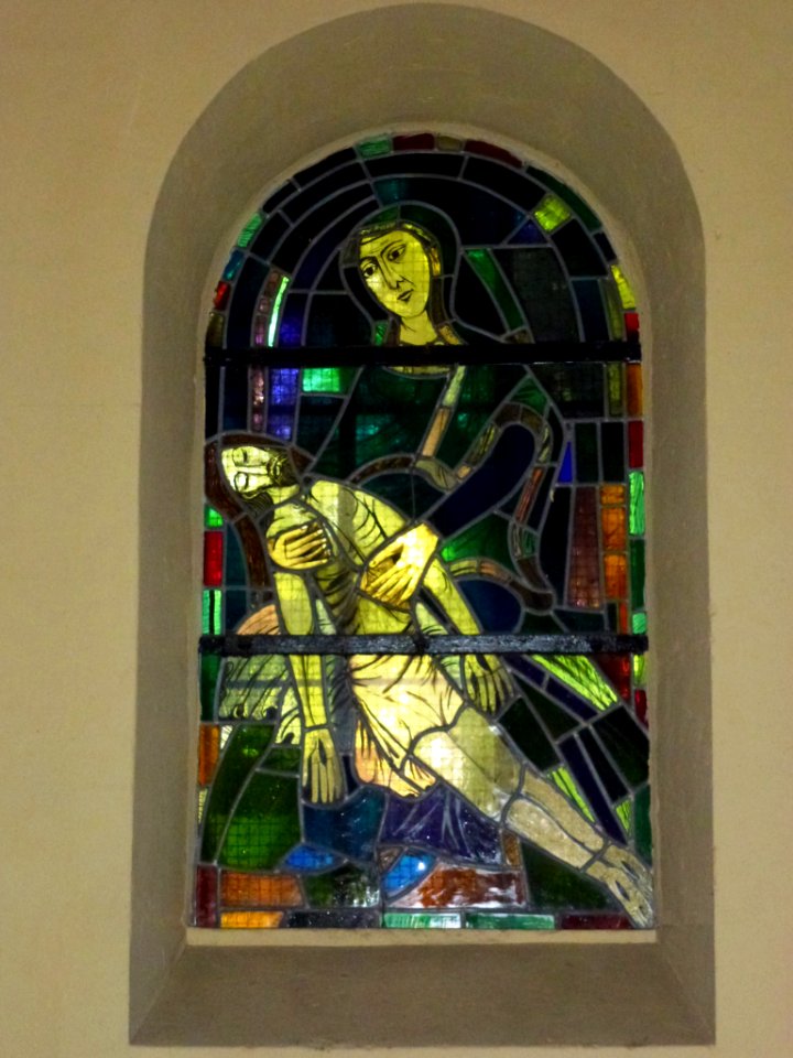 Roermond, Munsterkerk, portaal, raam pieta
