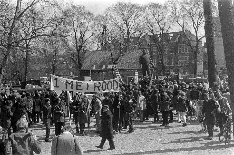 Rode Tulpenhulde bij de Dokwerker met spandoek bij Dokwerker, Bestanddeelnr 923-4879
