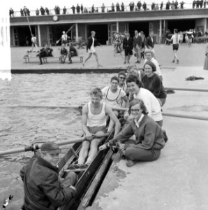 Roeien op de Bosbaan, kampioene van Nederland skif 1000 m Meike de Vlas (kop), Bestanddeelnr 916-6185