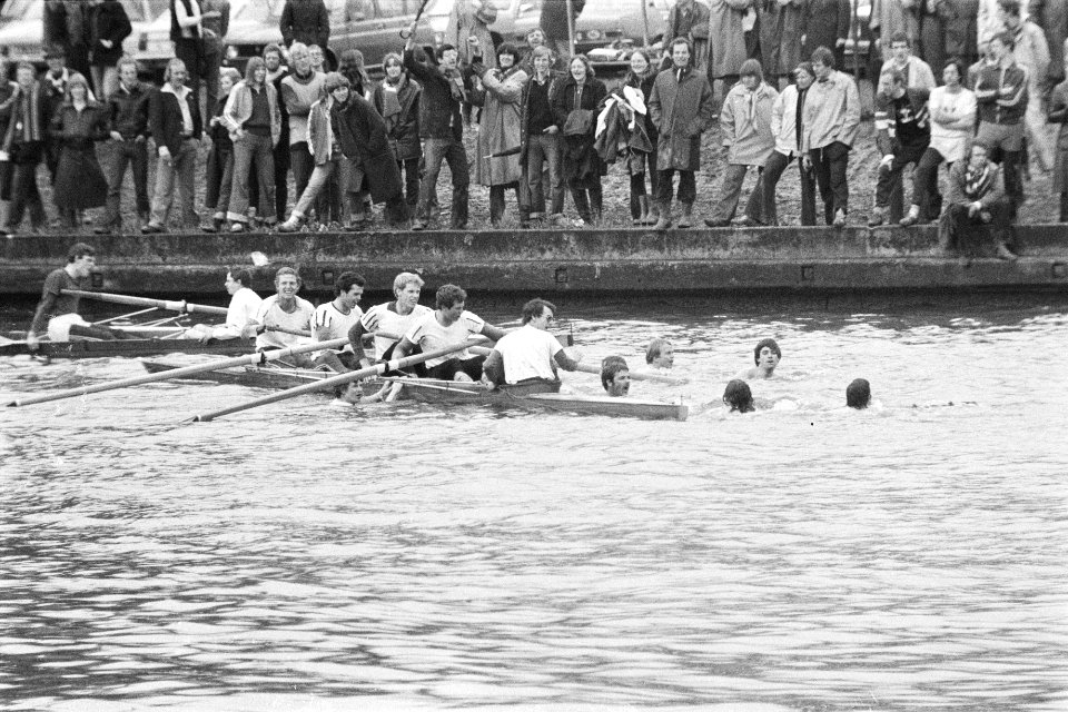 Roeien Varsity, winnaar vier met stuurman Nereus en enige supporters te water, Bestanddeelnr 929-1563