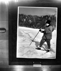 Roemeense president Ceausescu (tgv 60e verjaardag) op wintersport, Bestanddeelnr 929-5395
