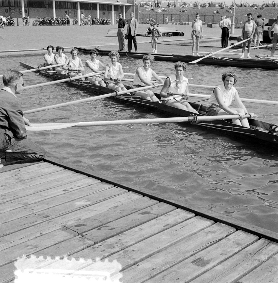 Roeiwedstrijden op de Bosbaan te Amsterdam. Dames Jonge Acht Willem III, Bestanddeelnr 905-8191
