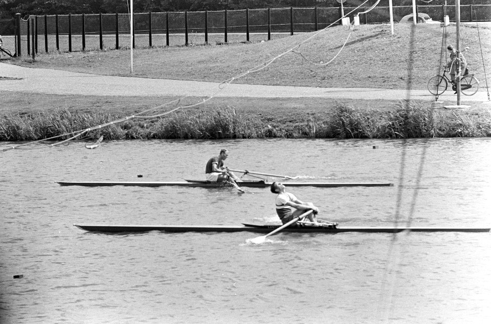 Roeien op de Bosbaan, nummer skif, Holland beker , H.J. Wienese (links) winnaar,, Bestanddeelnr 919-2901