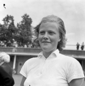 Roeien op de Bosbaan, kampioene van Nederland skif 1000 m Meike de Vlas (kop), Bestanddeelnr 916-6182