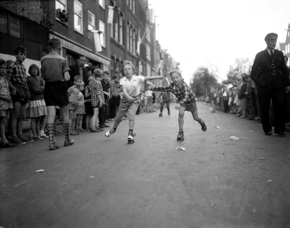 Rolschaatsenfestijn in de Jordaan Rolschaatsenrace over vijf ronden, Bestanddeelnr 908-8231
