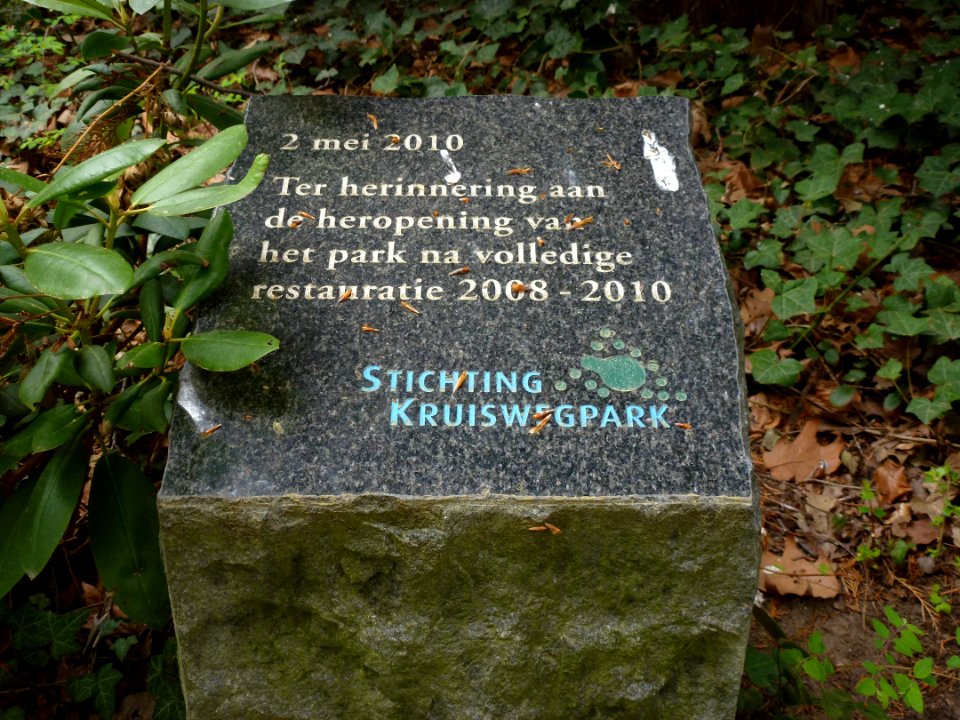 Roermond, kruiswegpark, plaquette restauratie 2010