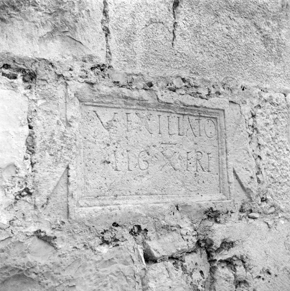Romeinse gedenksteen in de muur van de basiliek van Abu Ghosh, Bestanddeelnr 255-0886