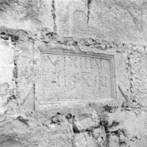 Romeinse gedenksteen in de muur van de basiliek van Abu Ghosh, Bestanddeelnr 255-0886 photo
