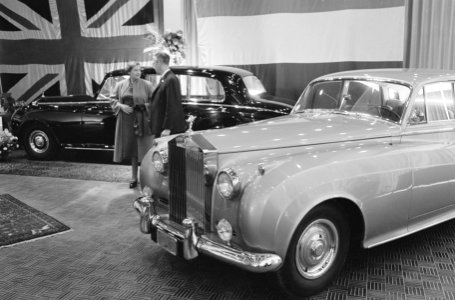 Rolls-Royce tenoonstelling in RAI-gebouw Silver Cloud II (prijs 65000 gulden), Bestanddeelnr 913-2775