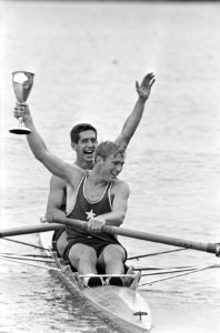 Roeien Bosbaan regatta. Elste twee zonder gewonnen door Amerikanen Johnson en Ho, Bestanddeelnr 921-5445
