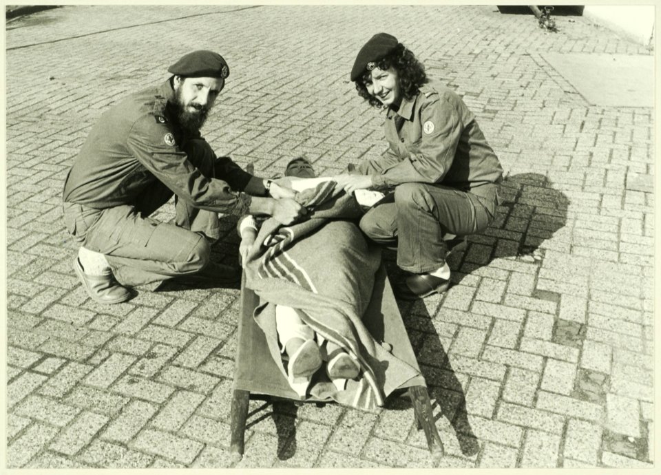 Rode Kruisvrijwilligers Frank van de Wijden en Marianne Meerman, NL-HlmNHA 5400464703
