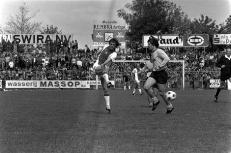 Roda JC tegen Ajax 0-0 Ajax speler is Johnny Rep en Roda speler is Jeff Blattl…, Bestanddeelnr 927-1864